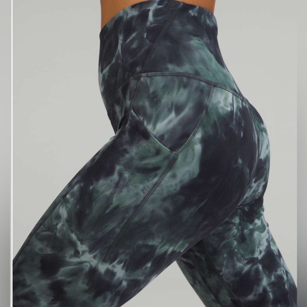 LULULEMON ALIGN™ HIGH-RISE CROP WITH POCKETS 23"
Diamond Dye Silver Blue size 6